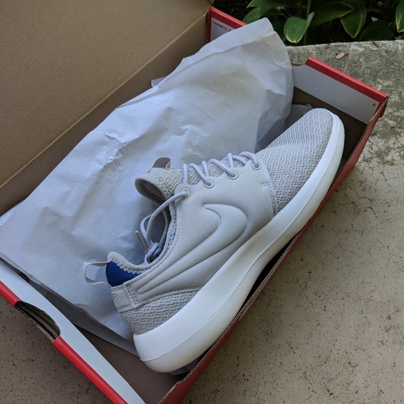 ONE LEFT Nike Roshe Two Light bone/Blue Jay/Sail - Picture 2 of 6